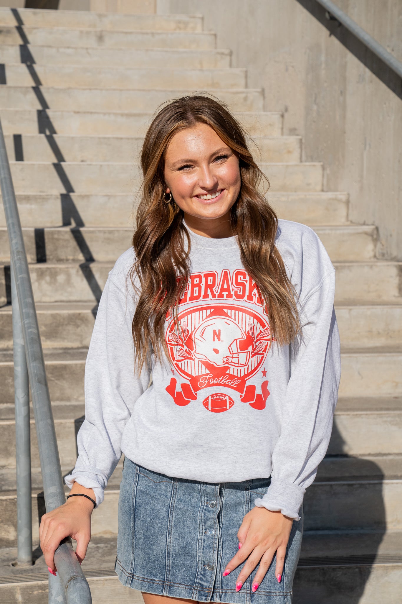 NEBRASKA HELMET RIBBON CREWNECK