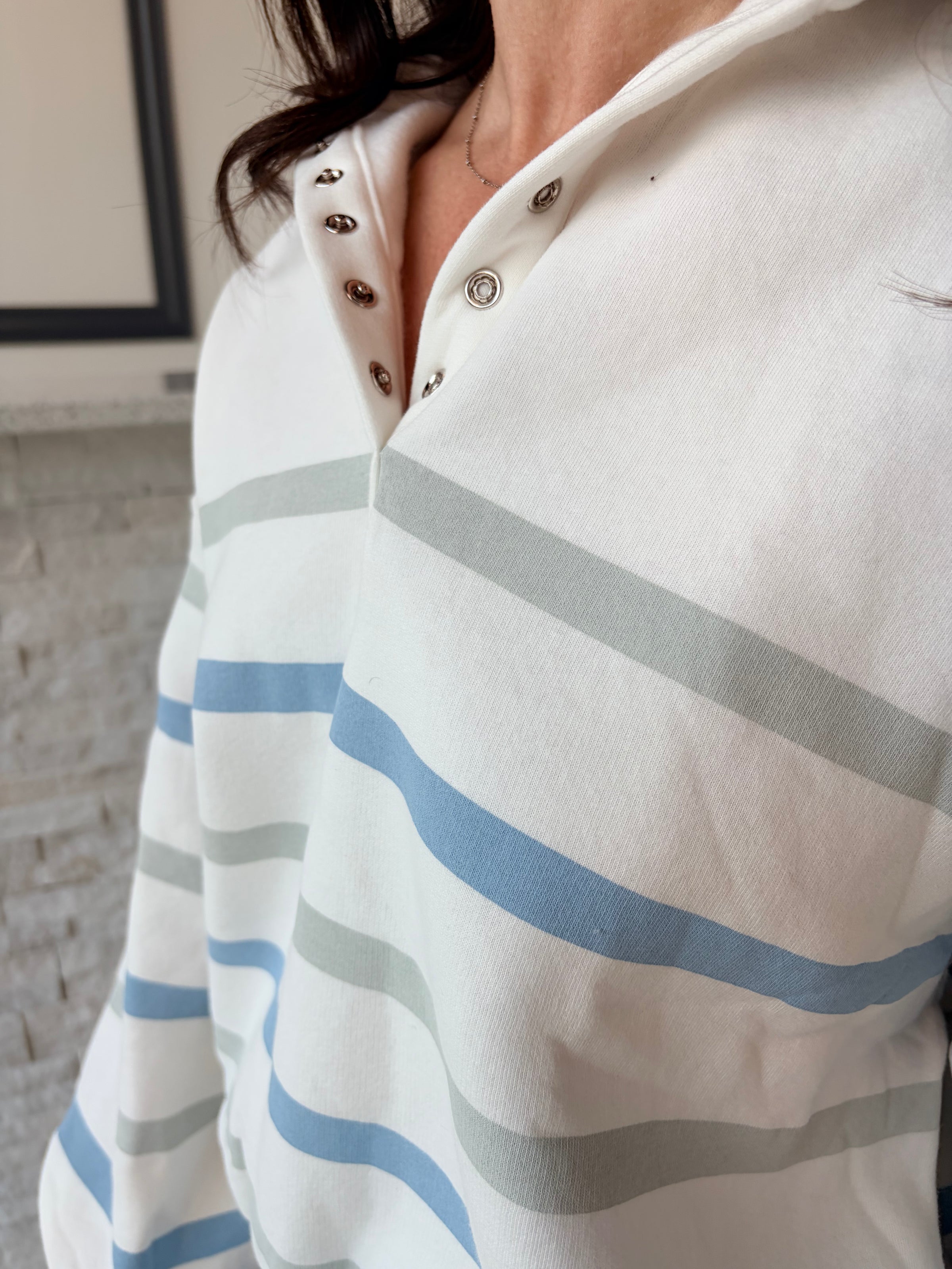 STRIPED MOCK NECK PULLOVER