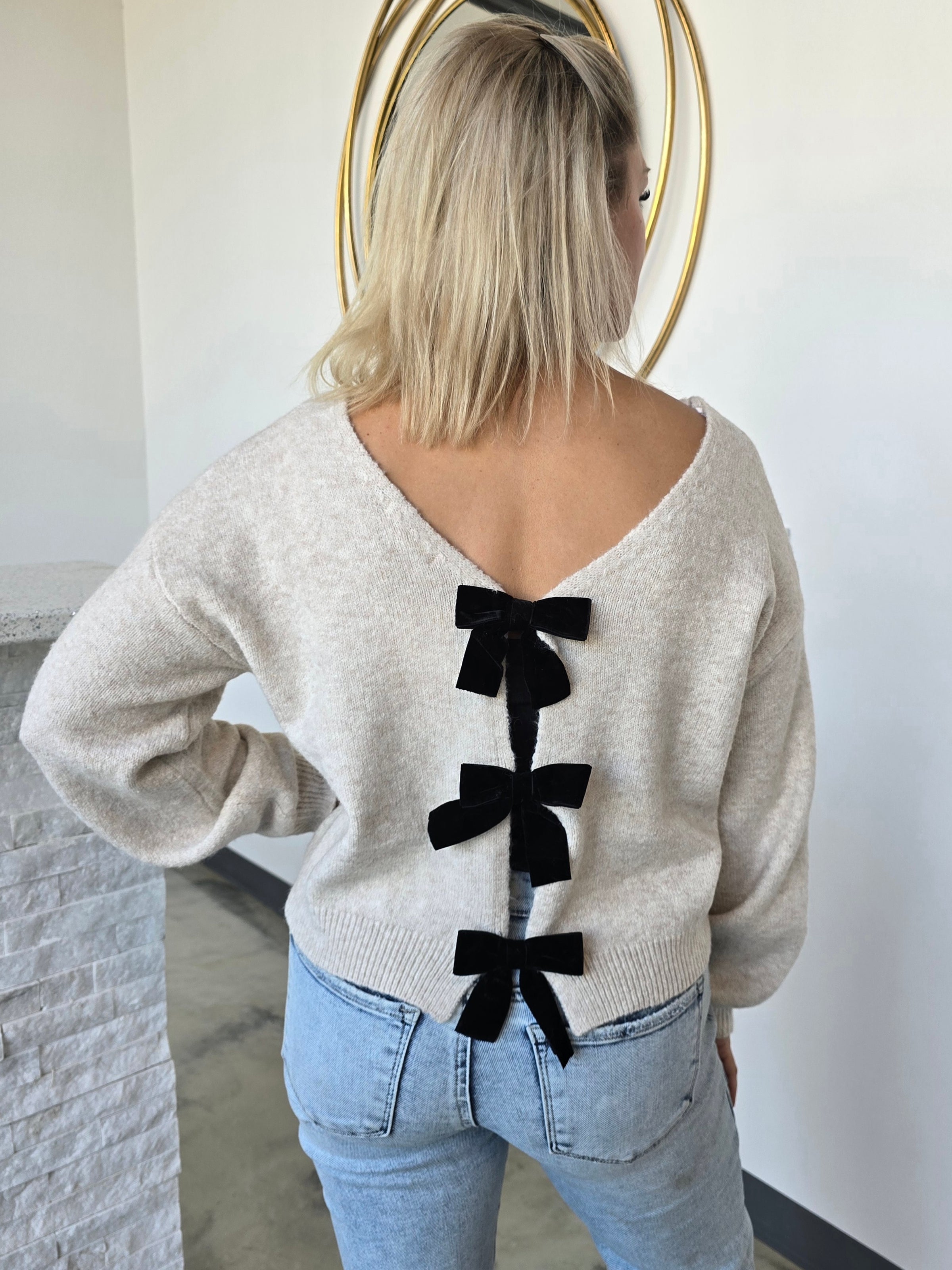 BACK VELVET BOW SWEATER