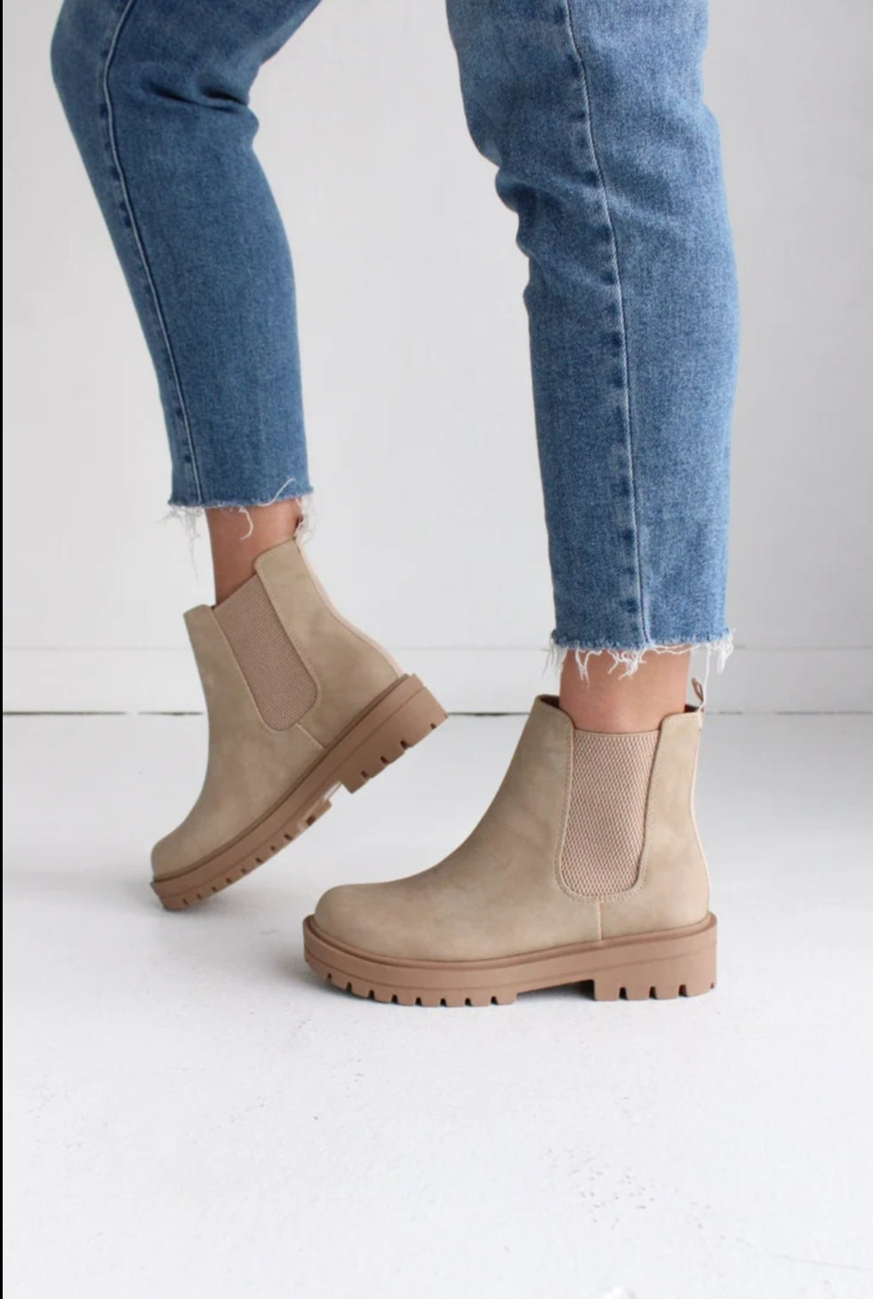 BEIGE PILOT-STYLE BOOT